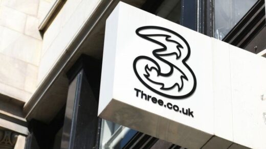 Three apologies issued as thousands experience mobile service outage