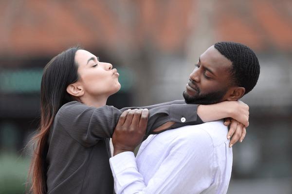 Dating Expert Names the 1 Word Women Use When They’re Not Interested