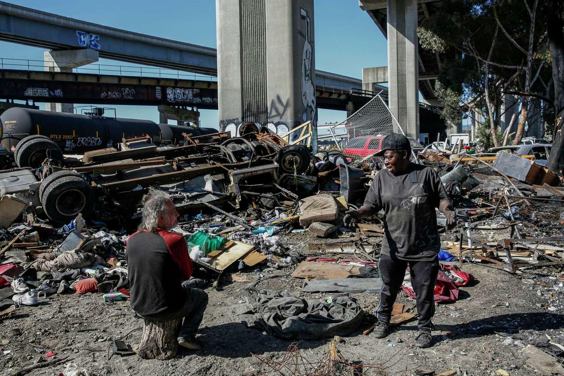 Oakland clears out massive homeless encampment near I-880