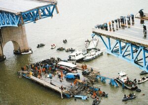 2 Dead, 32 Injured After Bridge Collapses at Tourist Destination